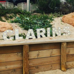 Lettres Frost CLARINS