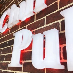 Lettres-lumineuses-The-Churchill-Pub